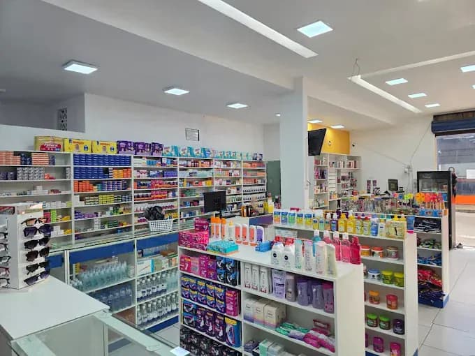 Interior amplo e organizado da farmácia INOVFARMA em Divineia, São Luís - MA