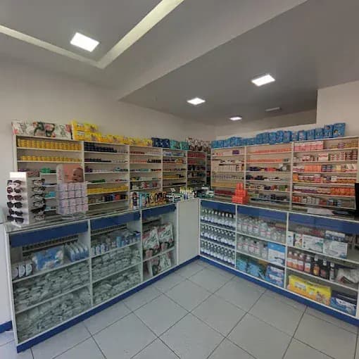 Balcão de atendimento da INOVFARMA em Divineia com prateleiras de medicamentos