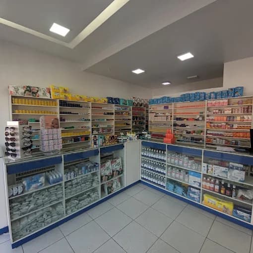 Balcão de atendimento da INOVFARMA em Divineia com prateleiras de medicamentos