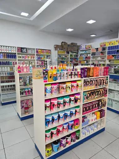 Corredor de produtos e prateleiras da INOVFARMA em São Luís - MA