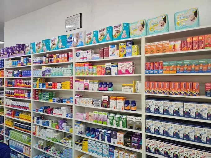 Prateleiras com medicamentos e produtos de saúde na INOVFARMA Divineia