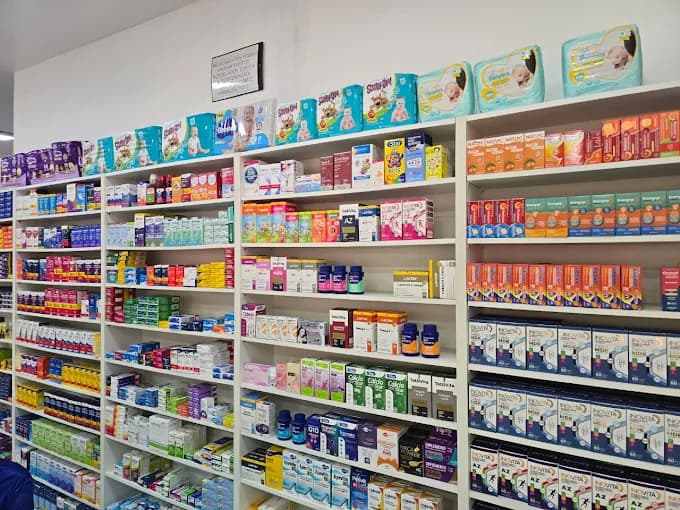Prateleiras com medicamentos e produtos de saúde na INOVFARMA Divineia